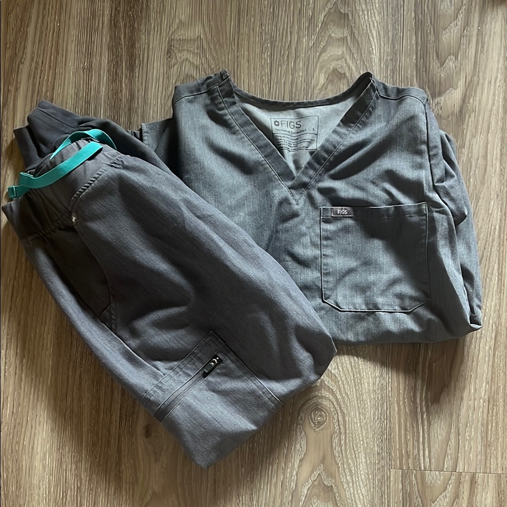 Figs Charcoal Scrub Set